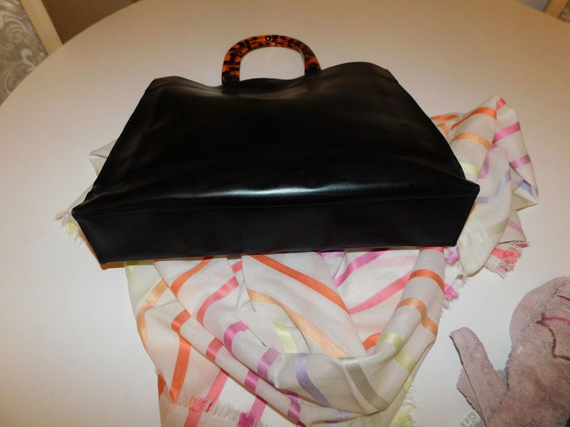 Geanta vintage  piele ,anii 60 ,  tip shopper , minere bachelita,   esarfa noua  Esprit , cadou