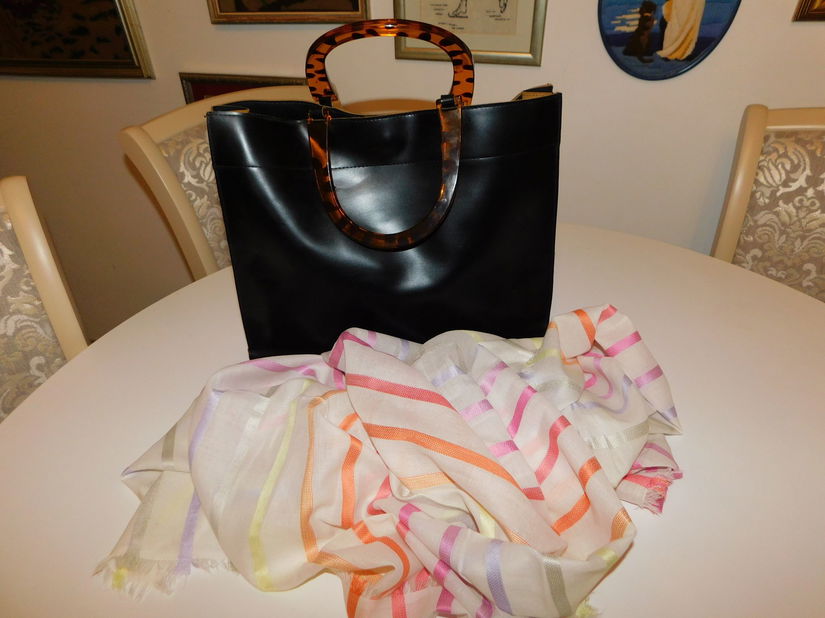 Geanta vintage  piele ,anii 60 ,  tip shopper , minere bachelita,   esarfa noua  Esprit , cadou