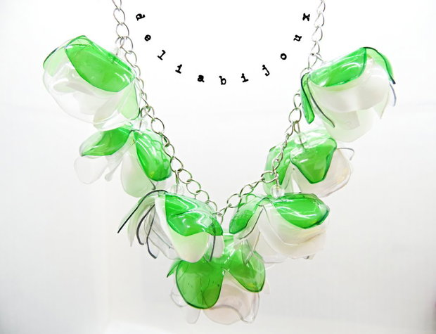 Colier statement handmade unicat - PET-uri (plastic) reciclate - flori (cod1118)