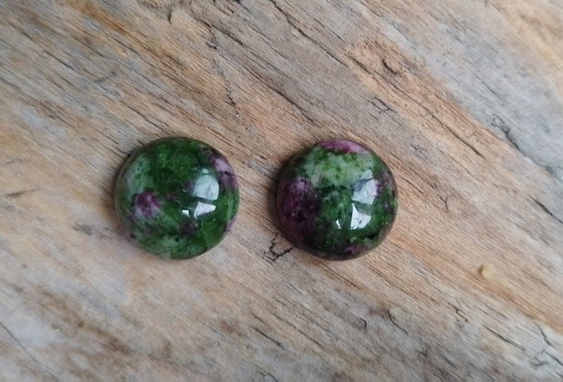 Cabochon rubin zoisit, 12 mm (2 buc)