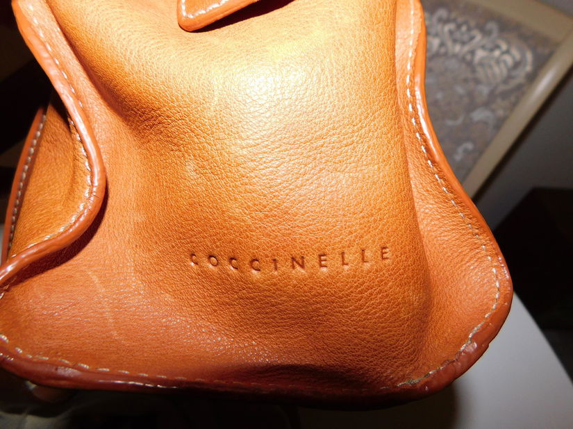 COCCINELLE,.   geanta   vintage piele naturala foarte groasa   ,  esarfa noua   cadou