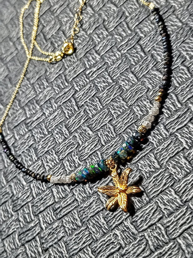 Colier vermeil diamant brut gri opal de foc etiopian negru spinel grafitat lant argint placat cu aur charm floare vermeil minimalist boho chic trendy - Transport gratuit