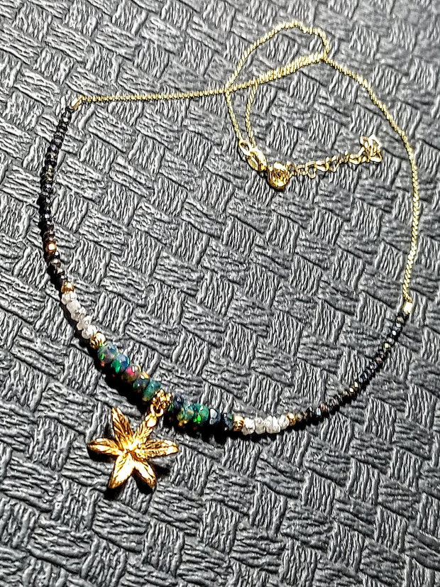Colier vermeil diamant brut gri opal de foc etiopian negru spinel grafitat lant argint placat cu aur charm floare vermeil minimalist boho chic trendy - Transport gratuit