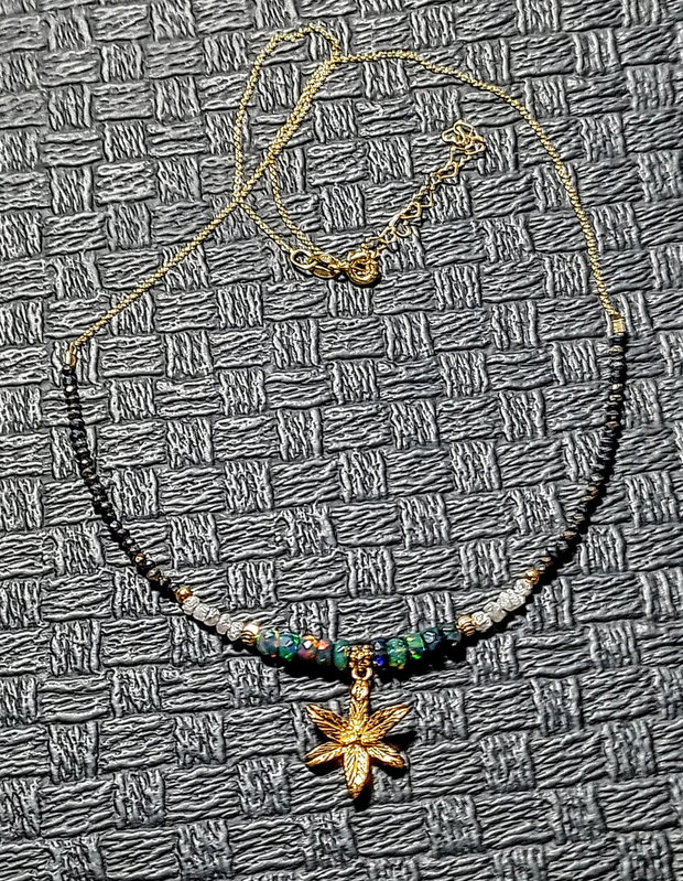 Colier vermeil diamant brut gri opal de foc etiopian negru spinel grafitat lant argint placat cu aur charm floare vermeil minimalist boho chic trendy - Transport gratuit