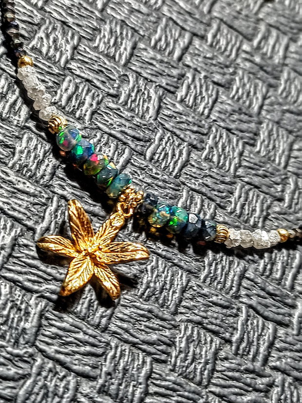 Colier vermeil diamant brut gri opal de foc etiopian negru spinel grafitat lant argint placat cu aur charm floare vermeil minimalist boho chic trendy - Transport gratuit