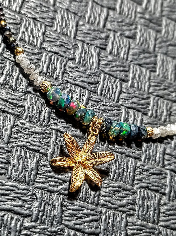 Colier vermeil diamant brut gri opal de foc etiopian negru spinel grafitat lant argint placat cu aur charm floare vermeil minimalist boho chic trendy - Transport gratuit