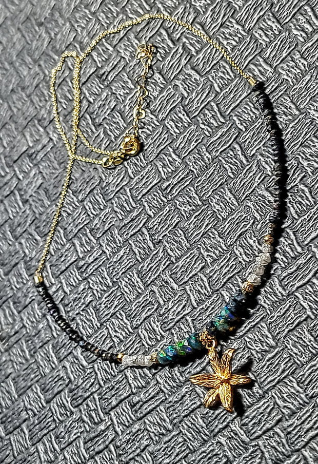 Colier vermeil diamant brut gri opal de foc etiopian negru spinel grafitat lant argint placat cu aur charm floare vermeil minimalist boho chic trendy - Transport gratuit