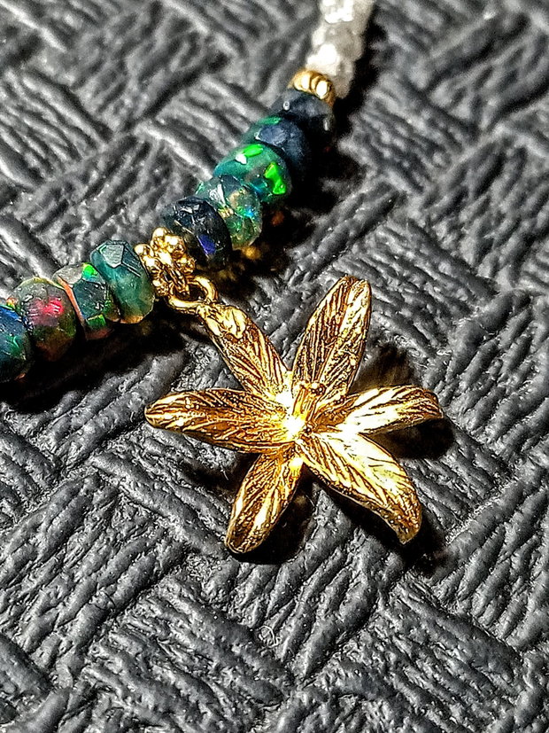 Colier vermeil diamant brut gri opal de foc etiopian negru spinel grafitat lant argint placat cu aur charm floare vermeil minimalist boho chic trendy - Transport gratuit