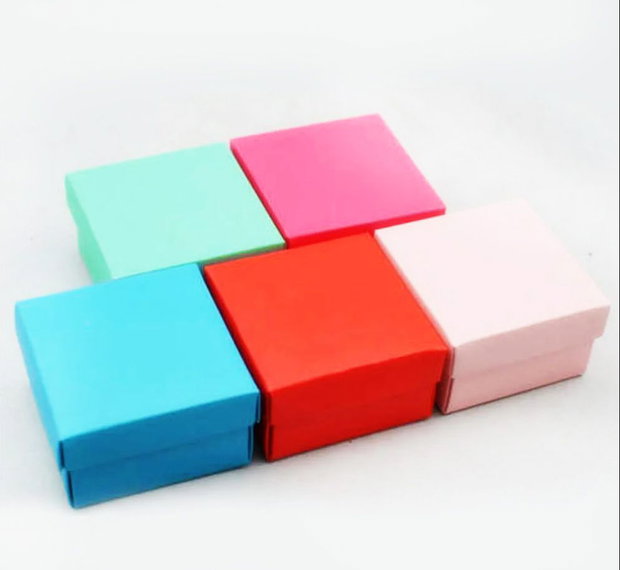 Cutiute carton. Cutii cu capac