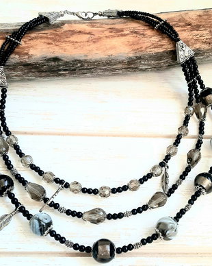 Colier boho lampwork gri baza gatului