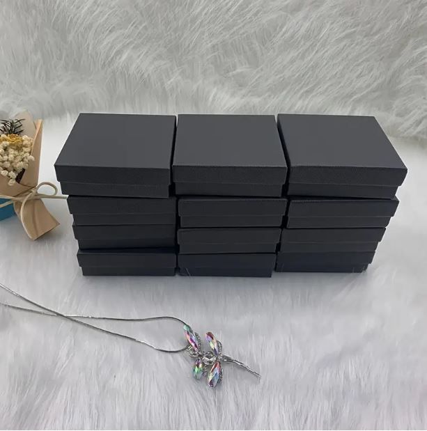 Cutiute carton. Cutii cu capac
