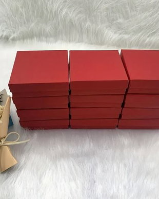 Cutiute carton. Cutii cu capac