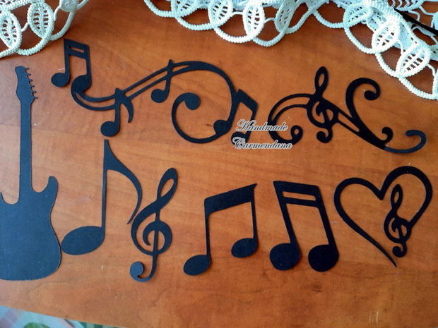 Forme decupate, tema muzica