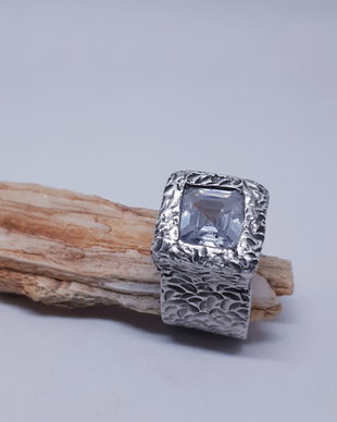 Inel unicat din argint pur, texturat, cu cristal din cubic zirconia patrat, tip Asscher 5 ct