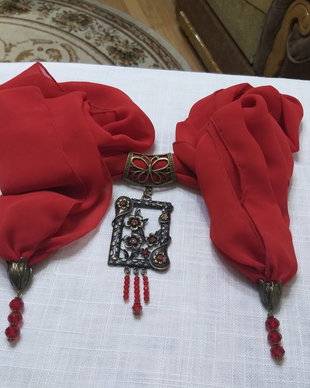 ESARFA-COLIER-VOAL ROSU-INCHJS SI ACCESORII BRONZ