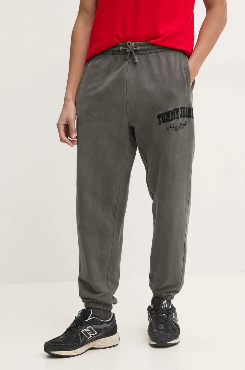 Tommy Jeans pantaloni de trening din bumbac culoarea gri, cu imprimeu, DM0DM20279