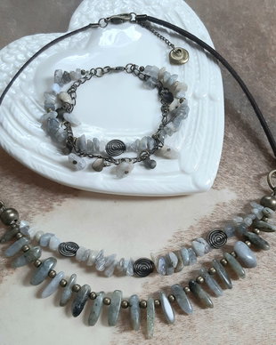 Colier boho labradorit la baza gatului cu bratara