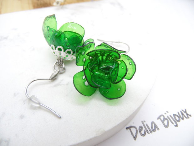 Cercei handmade din plastic reciclat model floral, colorați (cod1138)