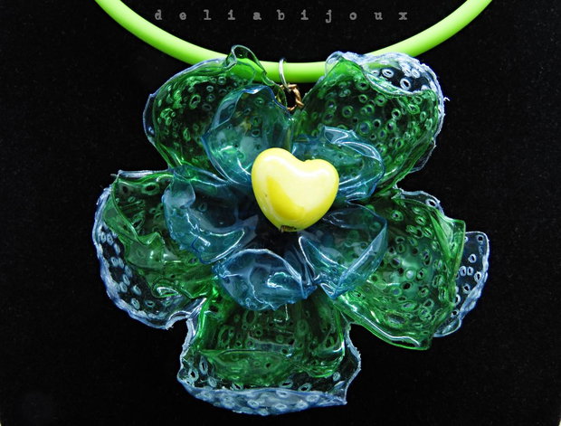 Colier statement handmade unicat - PET-uri (plastic) reciclate - flori (cod1144)