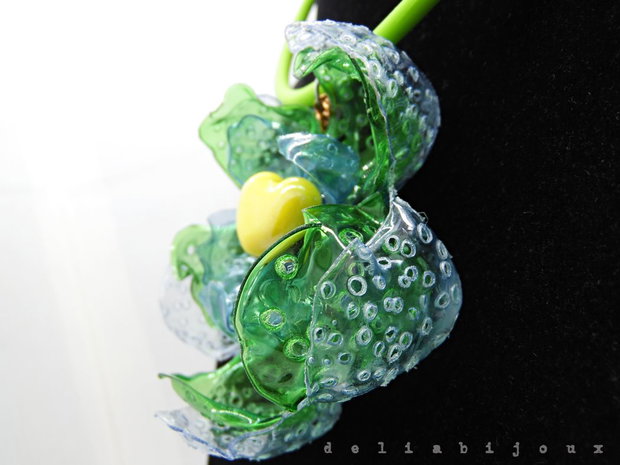 Colier statement handmade unicat - PET-uri (plastic) reciclate - flori (cod1144)