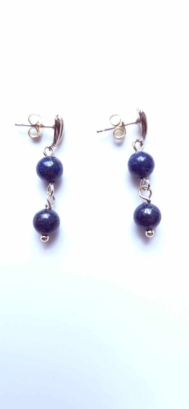 Cercei mici auriti cu margele de lapis lazuli