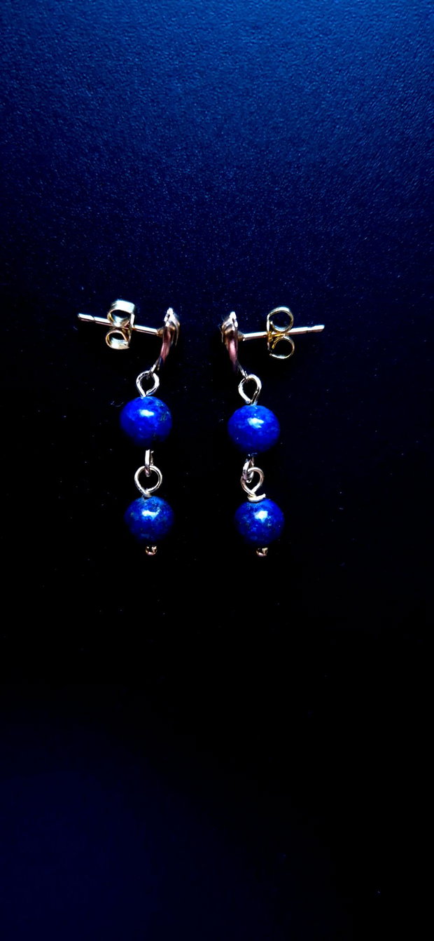 Cercei mici auriti cu margele de lapis lazuli