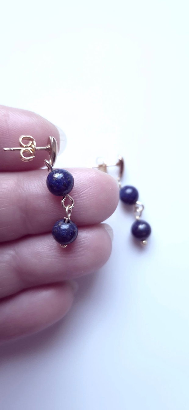 Cercei mici auriti cu margele de lapis lazuli