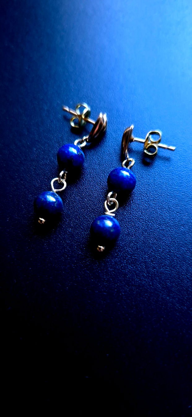 Cercei mici auriti cu margele de lapis lazuli