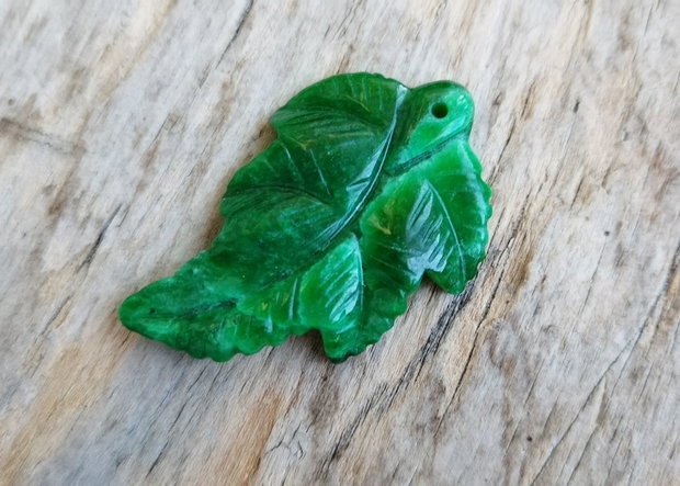 Pandantiv frunza jad verde sculptat