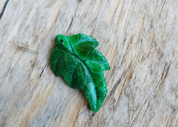 Pandantiv frunza jad verde sculptat
