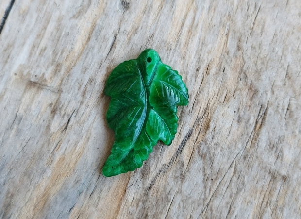 Pandantiv frunza jad verde sculptat
