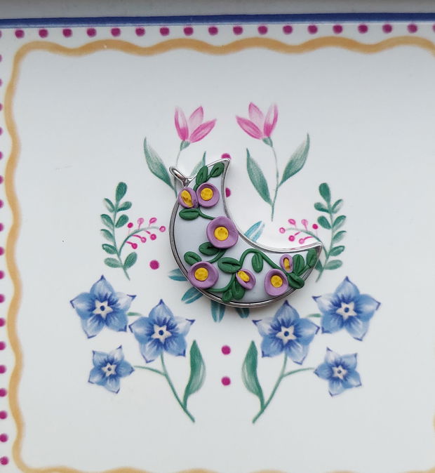 Luna cu floricele
