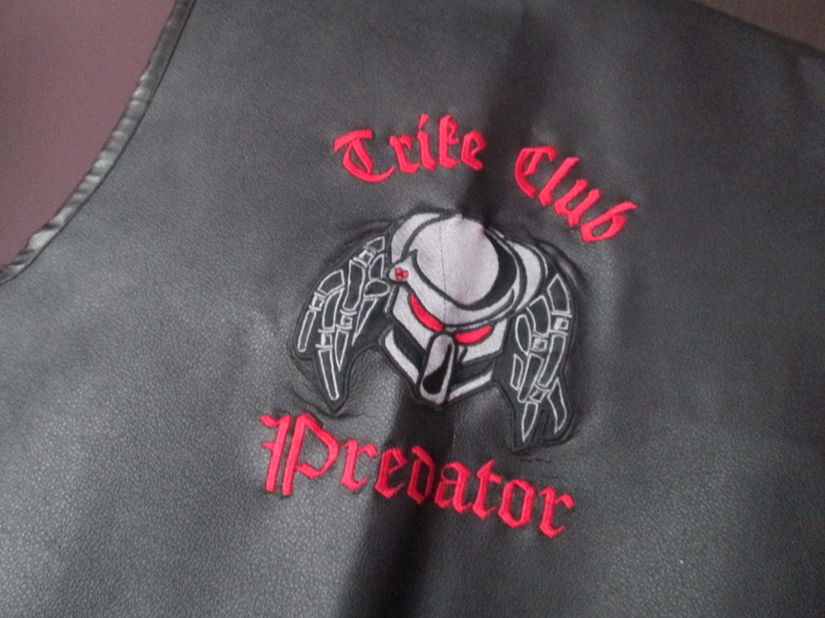 vesta neagra noua Predator