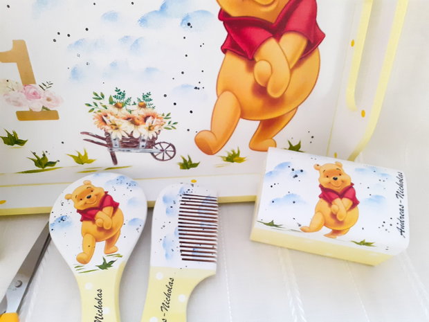 Tavita de mot baietel cu ursuletul Winnie si curcubeu