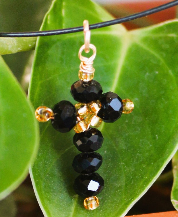 Cruciulita cu cristale fatetate- colier talisman/pandantiv cruciulita