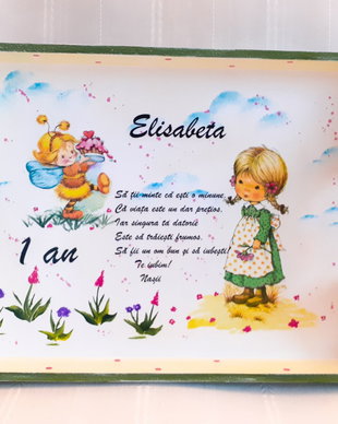 Tavita de mot fetita în grădină