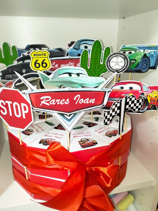 Cutie felie de tort festiv Cars