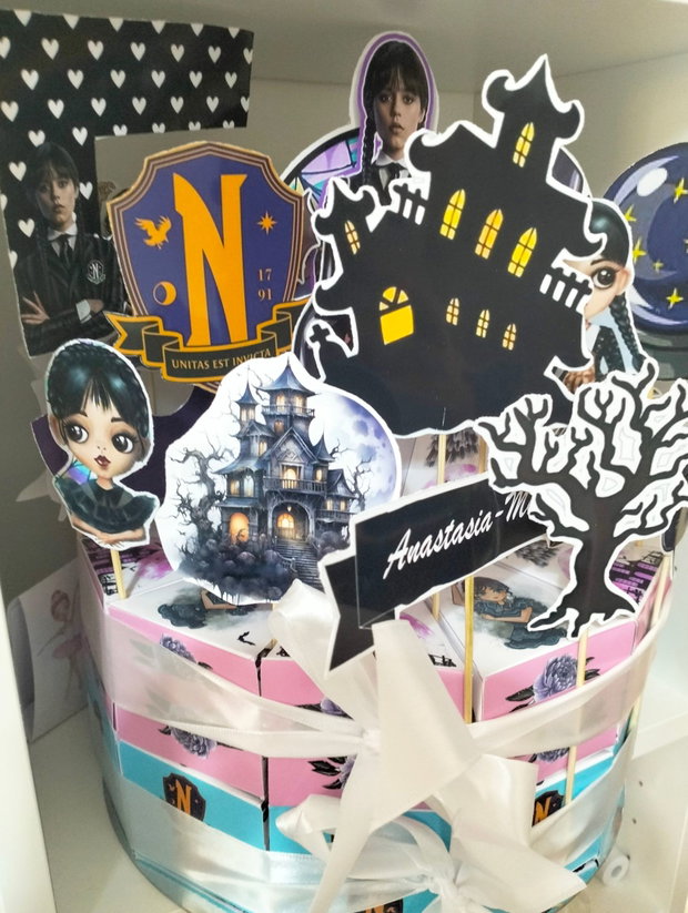 Cutie felie de tort festiv decorativ Wednesday