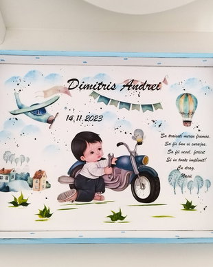 Tavita de mot baietel cu motocicletă