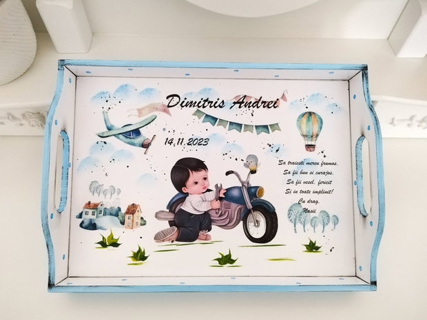 Tavita de mot baietel cu motocicletă