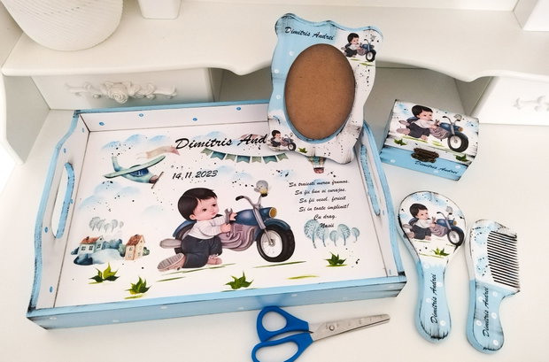 Tavita de mot baietel cu motocicletă