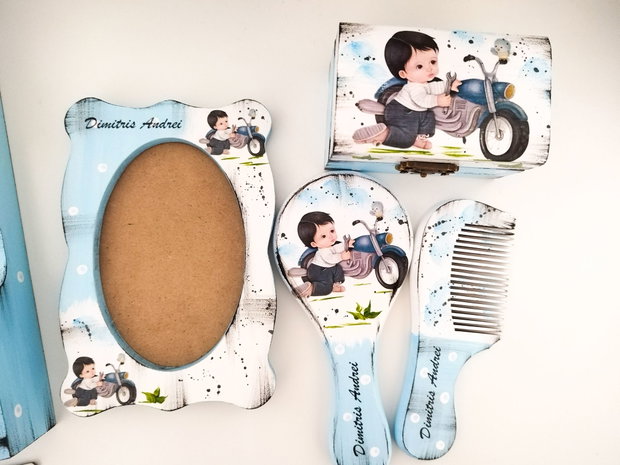 Tavita de mot baietel cu motocicletă