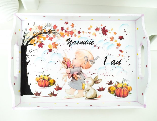 Tavita de mot fetita cu roadele toamnei