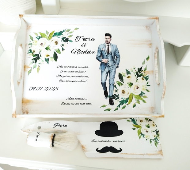 Tavita pentru mire cu tema flori verzi și mire în costum gri