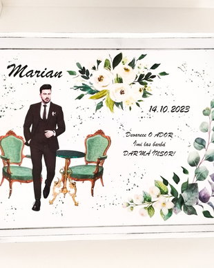 Tavita pentru mire cu tema fotolii verzi în fundal
