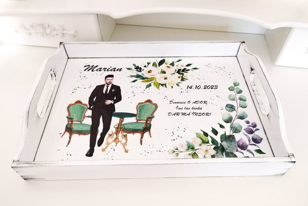 Tavita pentru mire cu tema fotolii verzi în fundal