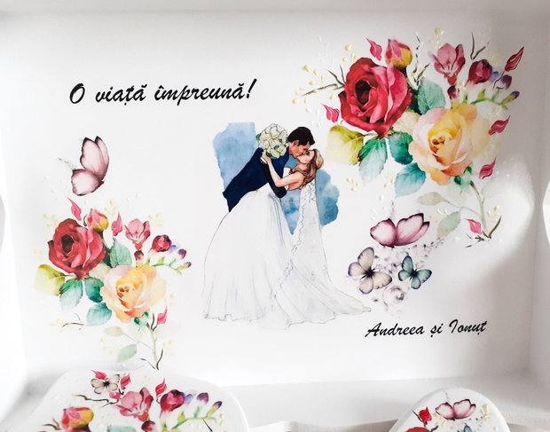 Tavita pentru mireasa cu miri romantici și trandafiri roșii