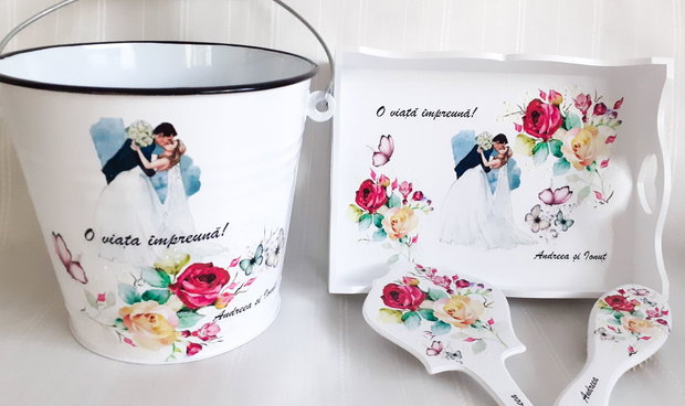 Tavita pentru mireasa cu miri romantici și trandafiri roșii
