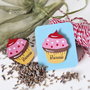 Martisor brosa cupcake cu mesaj pictat manual handmade