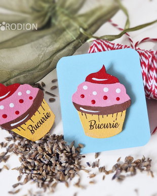 Martisor brosa cupcake cu mesaj pictat manual handmade